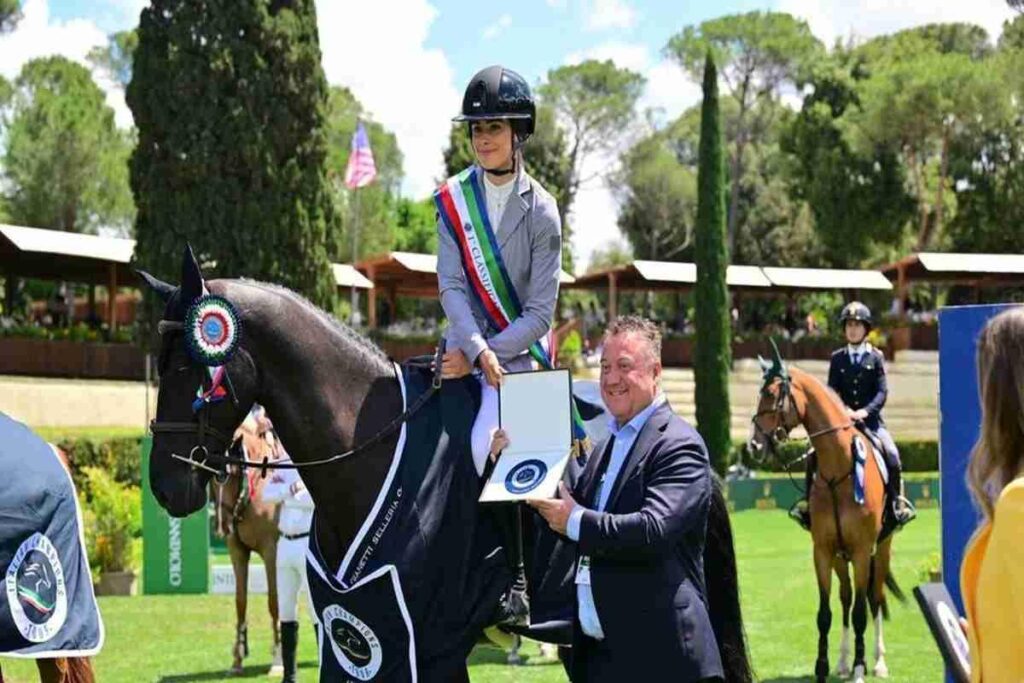 Marie Ferrero conquista Piazza di Siena a soli 17 anni con un debutto straordinario