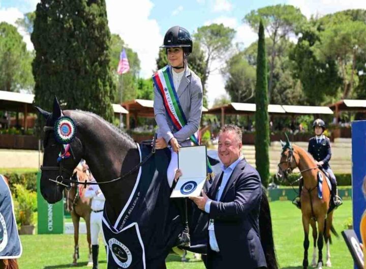 Marie Ferrero conquista Piazza di Siena a soli 17 anni con un debutto straordinario