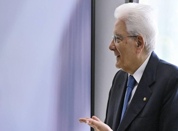 Mattarella si definisce intruso tra gli sportivi e li ringrazia