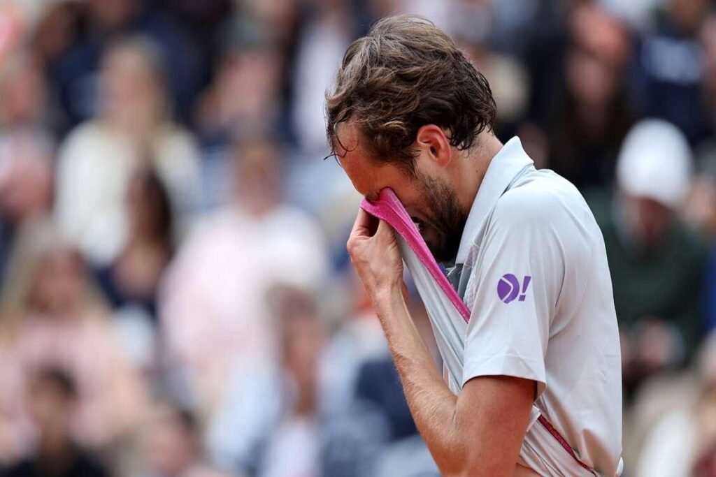 Medvedev sorprendentemente estromesso al primo turno del Roland Garros