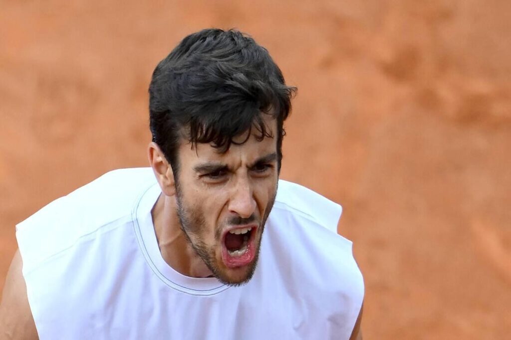 Musetti conquista i quarti: vittoria contro Medvedev e maltempo