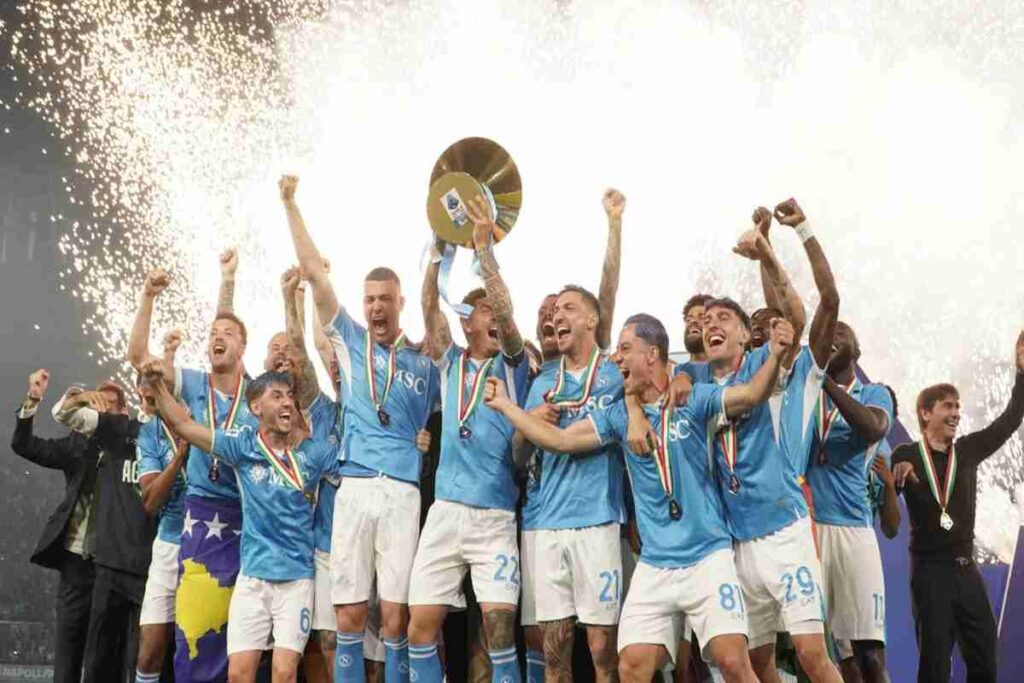 Napoli festeggia lo scudetto: i calciatori in arrivo via mare per una celebrazione indimenticabile