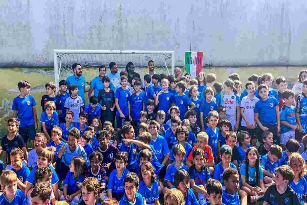 Napoli: i calciatori visitano la scuola calcio dei loro figli