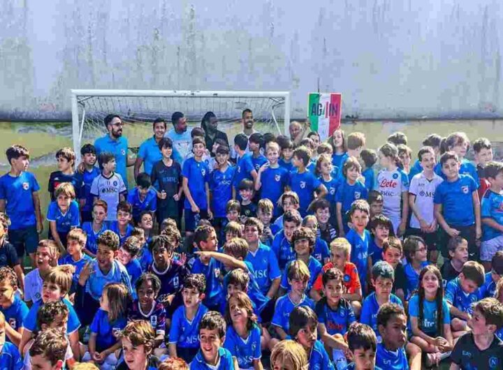 Napoli: i calciatori visitano la scuola calcio dei loro figli