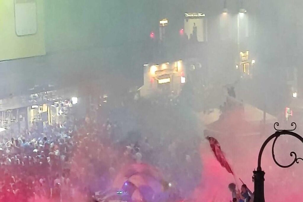Napoli in festa: l'assalto colorato alla fontana del Carciofo