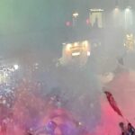 Napoli in festa: l'assalto colorato alla fontana del Carciofo