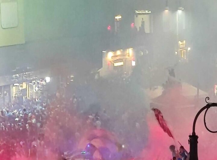 Napoli in festa: l'assalto colorato alla fontana del Carciofo
