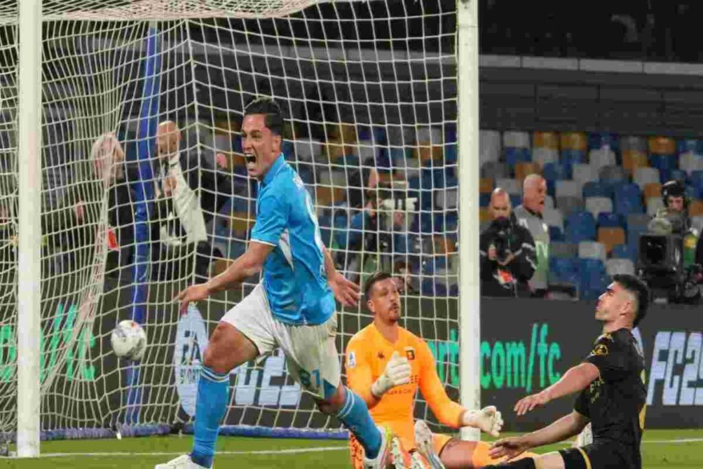 Napoli strappa un pareggio col Genoa e mantiene il primato sull'Inter