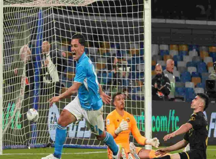 Napoli strappa un pareggio col Genoa e mantiene il primato sull'Inter