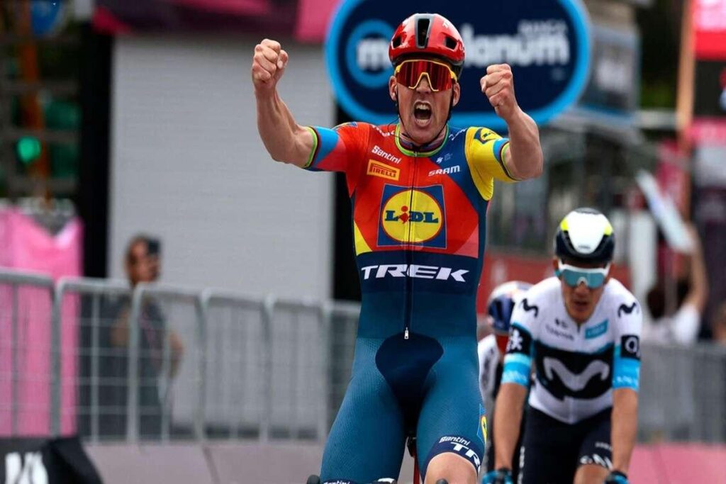 Pedersen conquista Tirana e diventa la prima maglia rosa del Giro d'Italia 2025