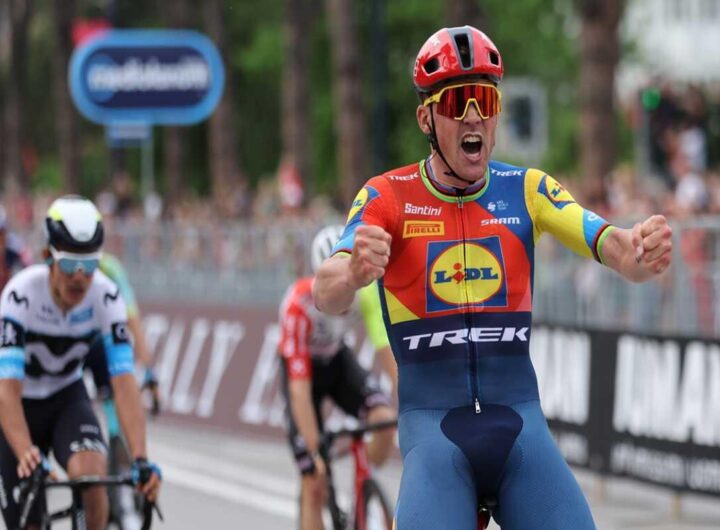 Pedersen conquista Tirana e indossa la prima maglia rosa del Giro 2025