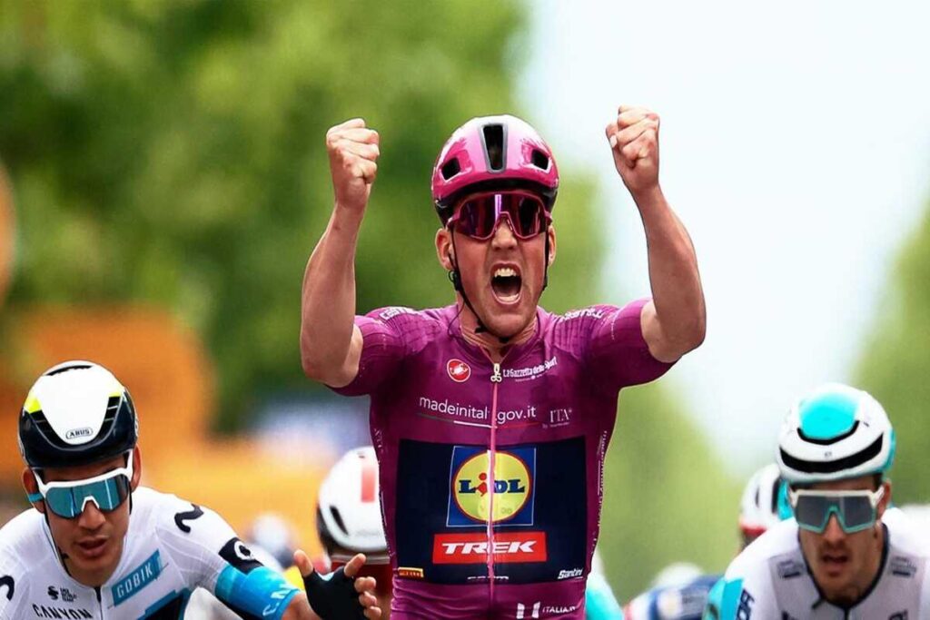Pedersen conquista la terza tappa e riacquista la maglia rosa al Giro