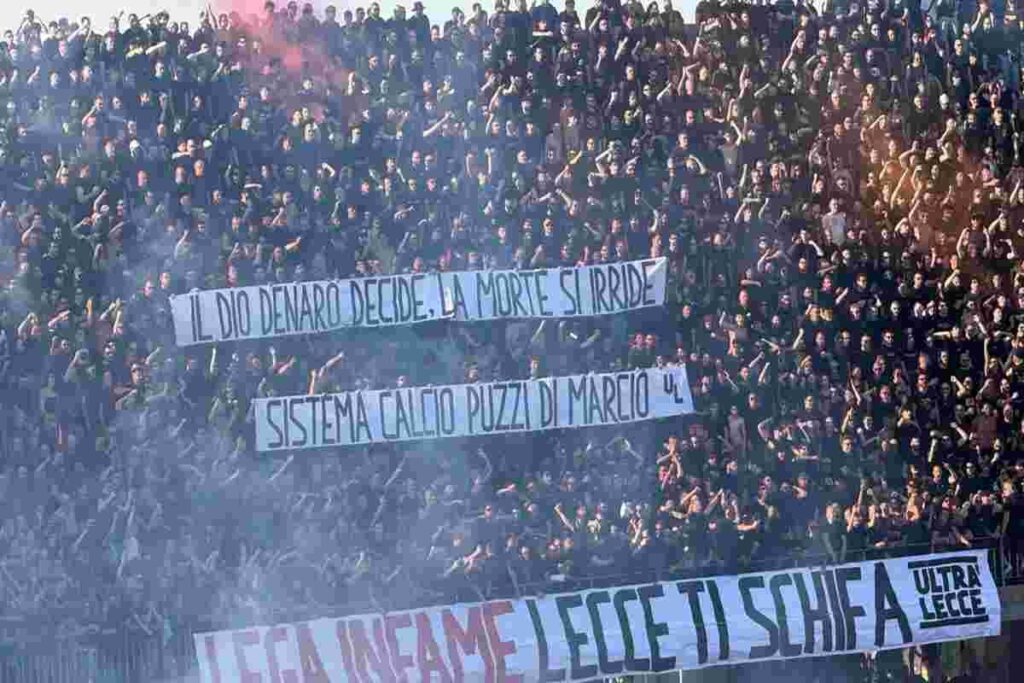 Proteste dei tifosi del Lecce fermano la partita dopo soli 5 minuti