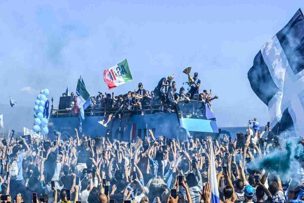 Scudetto di Napoli: la sfilata che celebra Conte e l'entusiasmo dei tifosi
