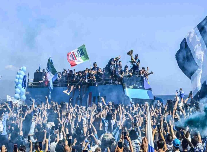 Scudetto di Napoli: la sfilata che celebra Conte e l'entusiasmo dei tifosi