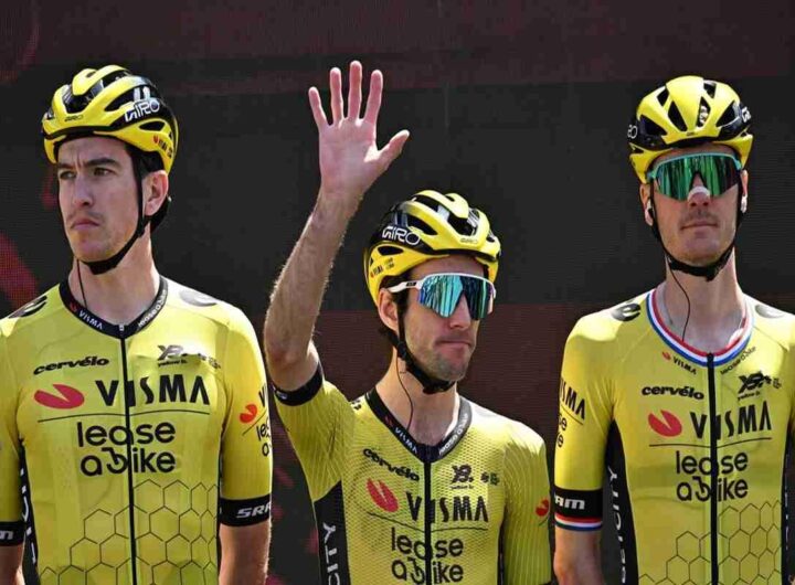 Simon Yates conquista il Giro e indossa la maglia rosa con orgoglio