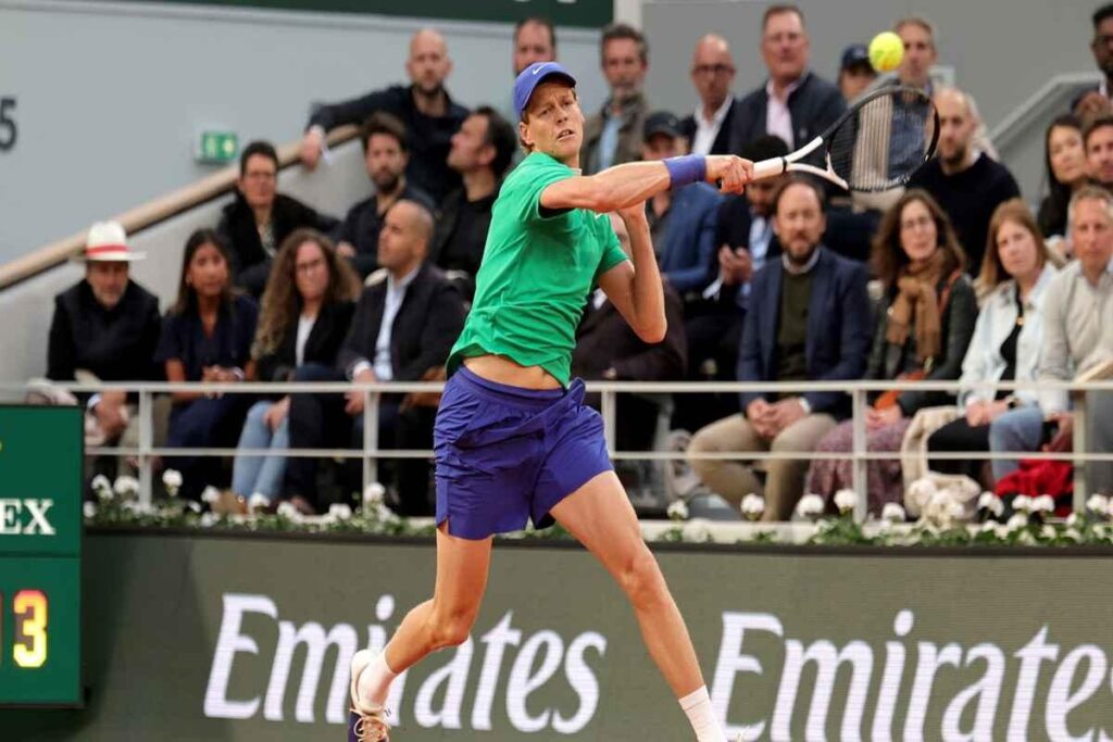 Sinner avanza senza problemi mentre Rinderknech esce di scena al Roland Garros
