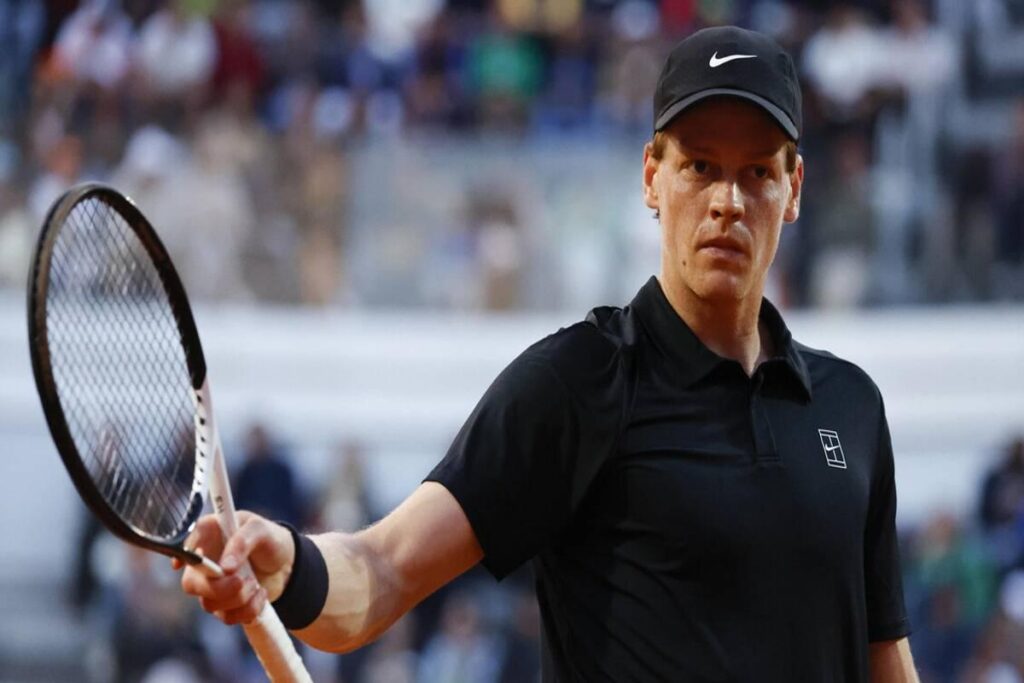 Sinner riflette su una giornata intensa: l'importanza della gestione nel tennis internazionale