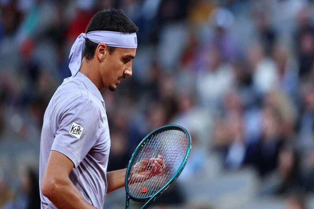 Sonego lotta ma cede a Shelton dopo un epico duello al Roland Garros