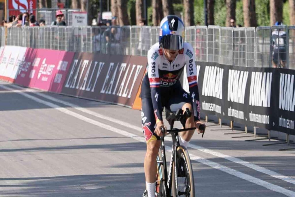 Tarling trionfa nella crono d'apertura, Roglic conquista la maglia rosa
