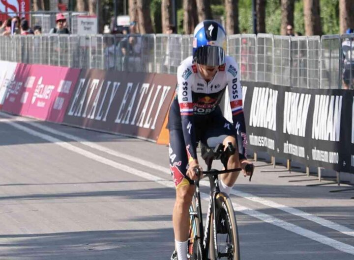 Tarling trionfa nella crono d'apertura, Roglic conquista la maglia rosa