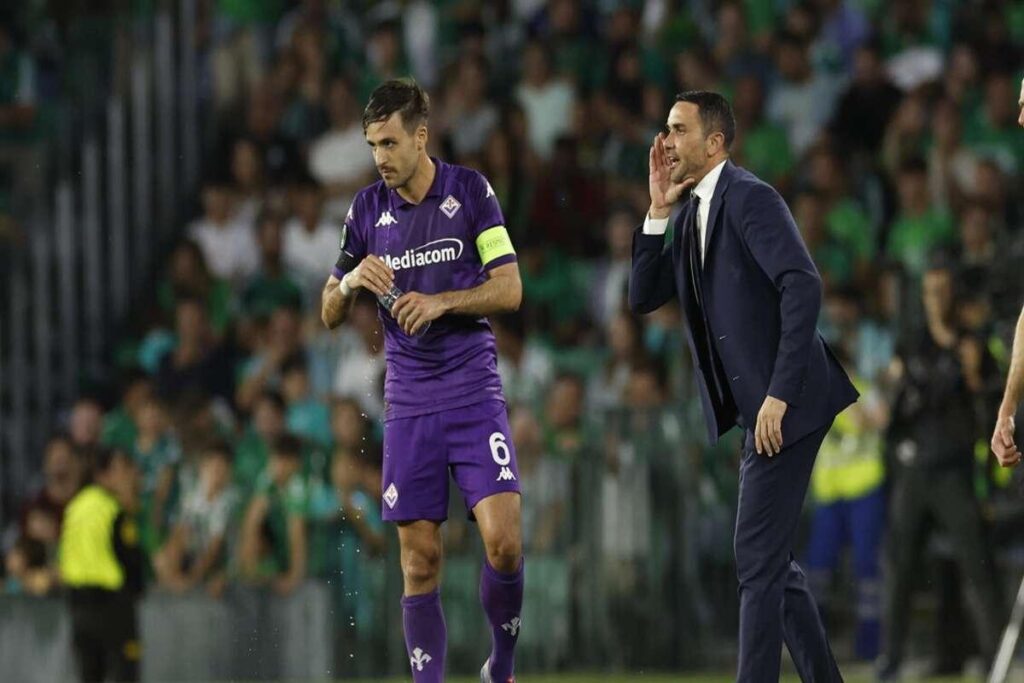 Tifosi in festa: cori e striscioni per sostenere la Fiorentina in conferenza