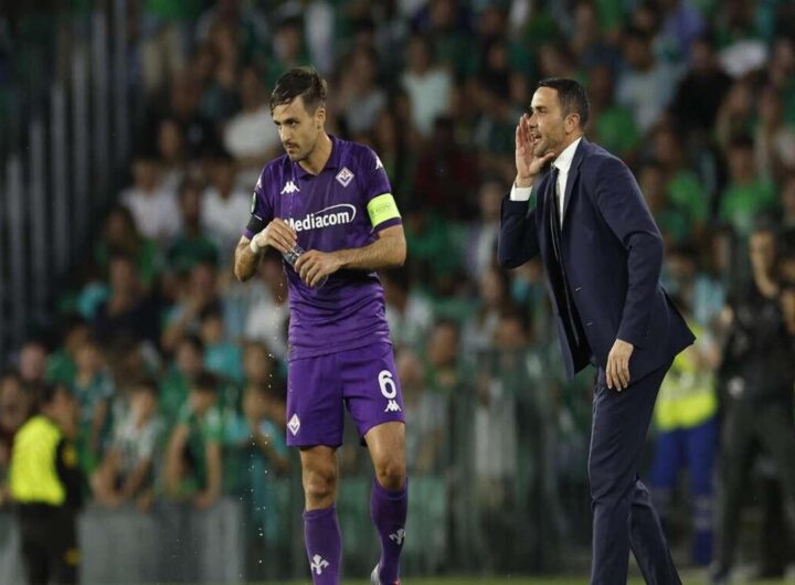 Tifosi in festa: cori e striscioni per sostenere la Fiorentina in conferenza