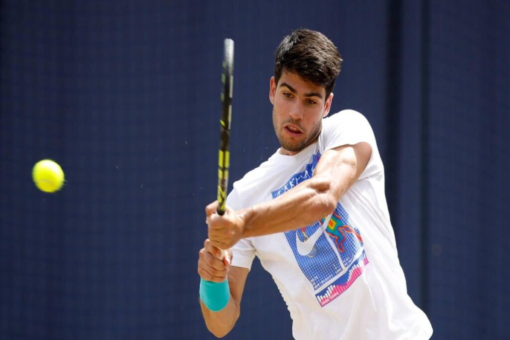 Alcaraz trionfa su Bautista e conquista la finale al Queen's