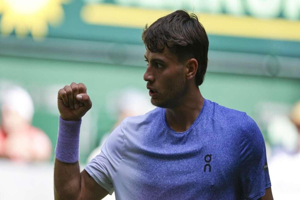 Cobolli conquista i quarti di finale a Halle, batte il canadese Shapovalov