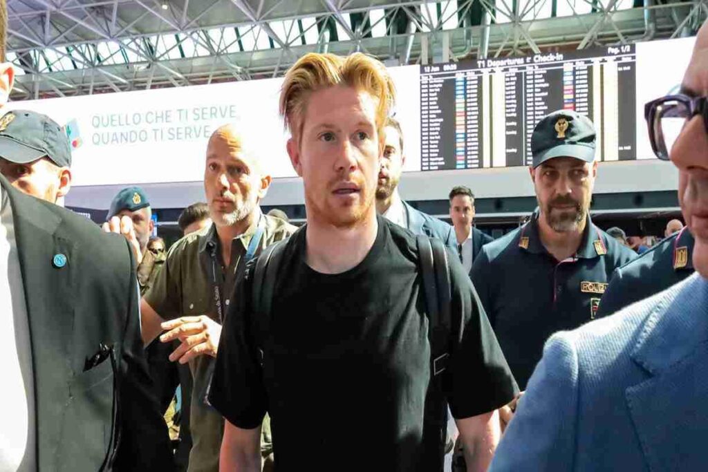 De Bruyne festeggiato dai tifosi del Napoli a Villa Stuart