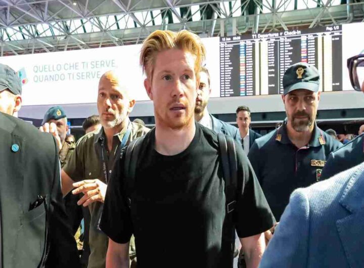 De Bruyne festeggiato dai tifosi del Napoli a Villa Stuart