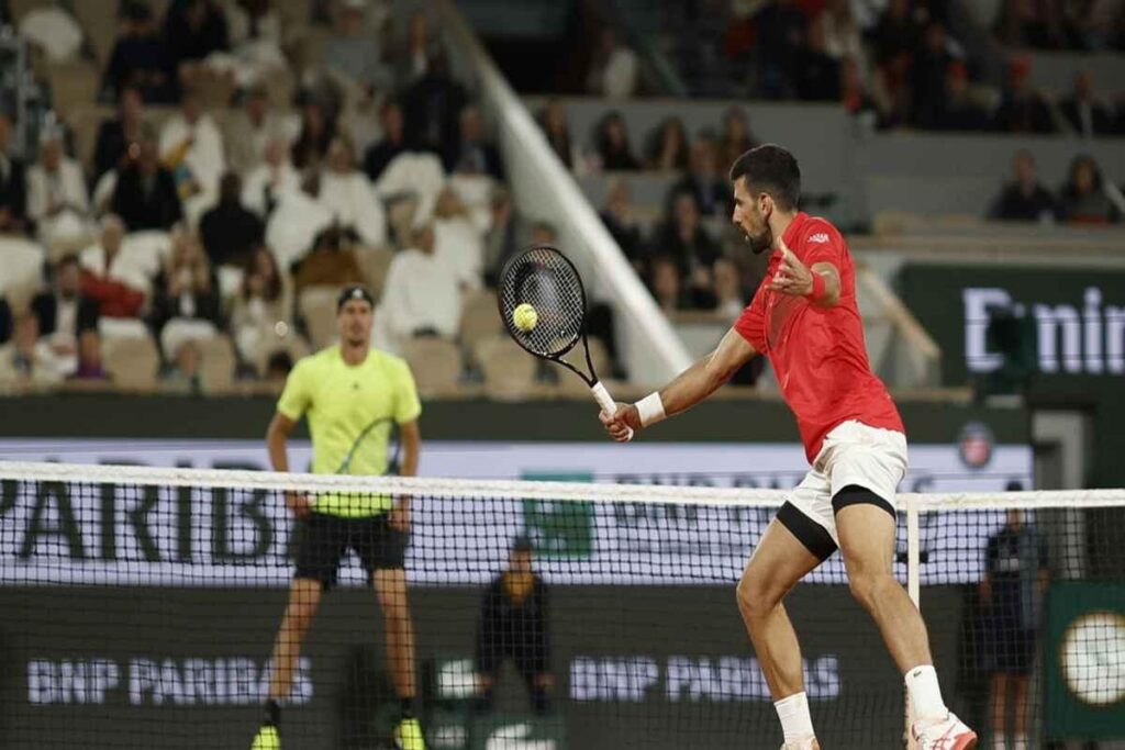 Djokovic conquista la semifinale del Roland Garros battendo Zverev e sfida Sinner