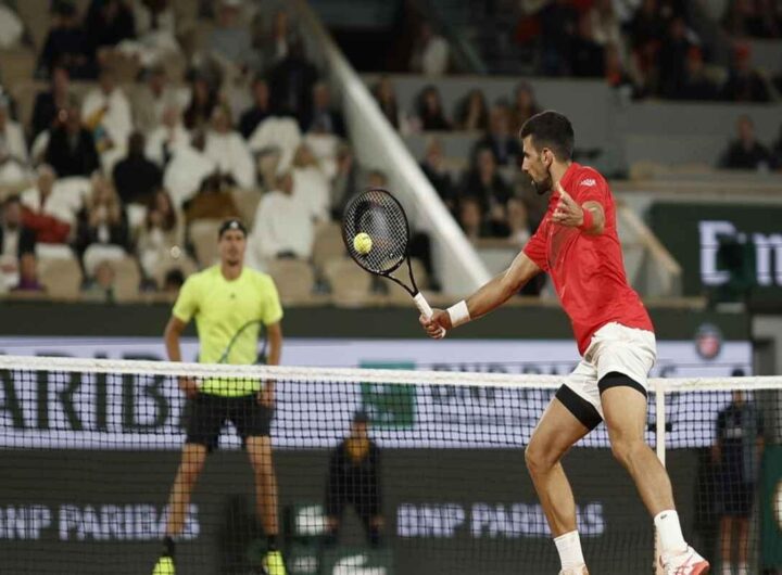 Djokovic conquista la semifinale del Roland Garros battendo Zverev e sfida Sinner