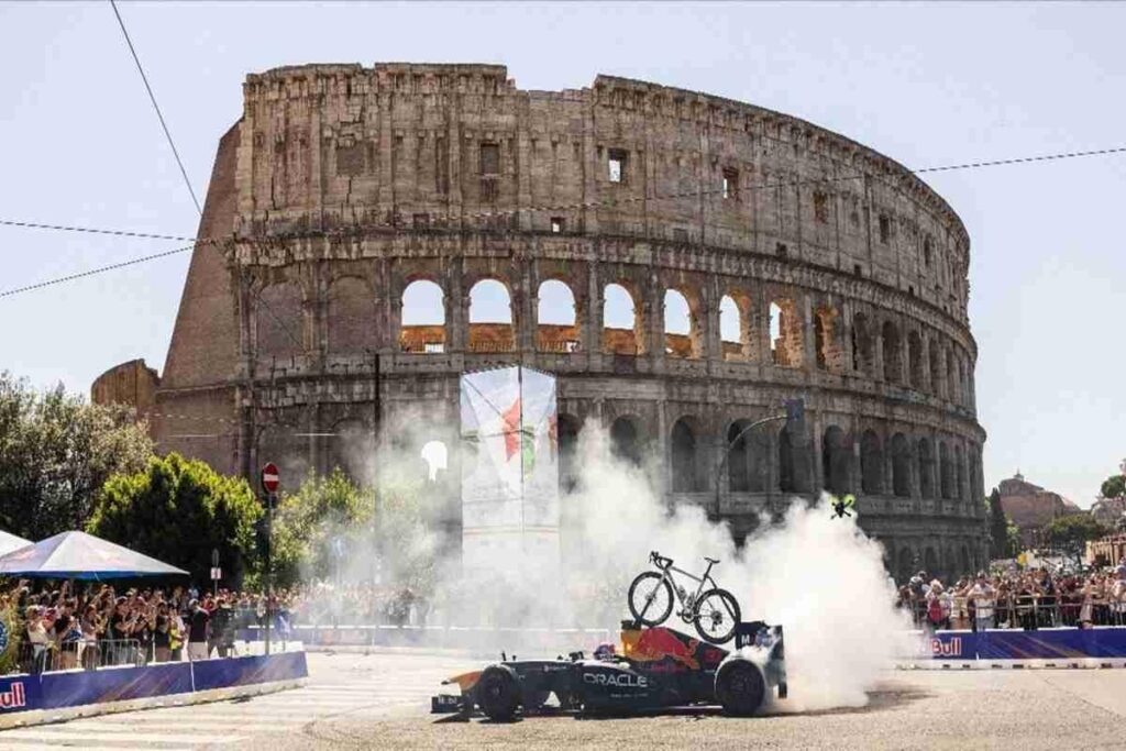 Giro d'Italia: un emozionante show al Colosseo con Red Bull F1 per la Corsa Rosa