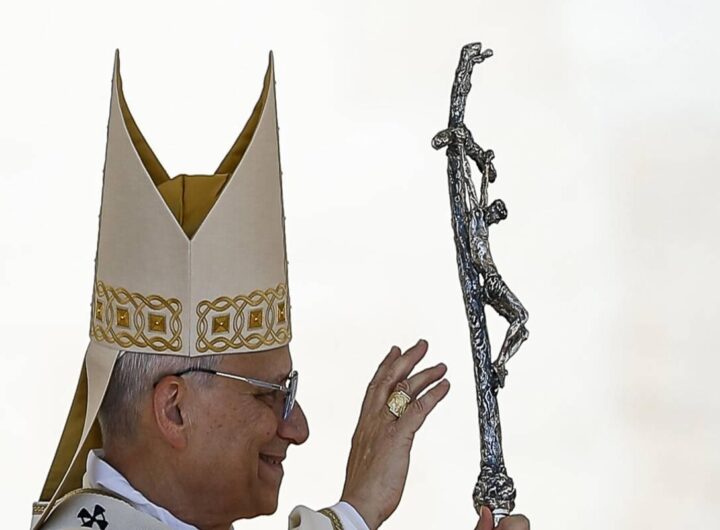 Il Papa accoglie i ciclisti: un Giro d'Italia speciale in Vaticano