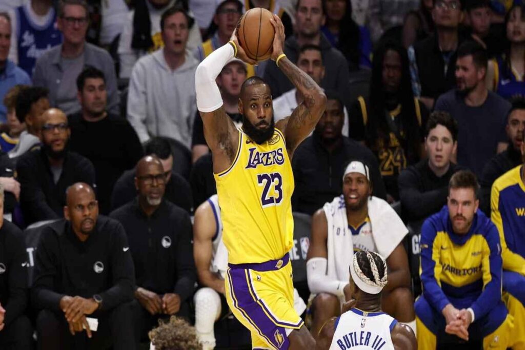LeBron James rinnova con i Lakers: un'altra stagione da protagonista