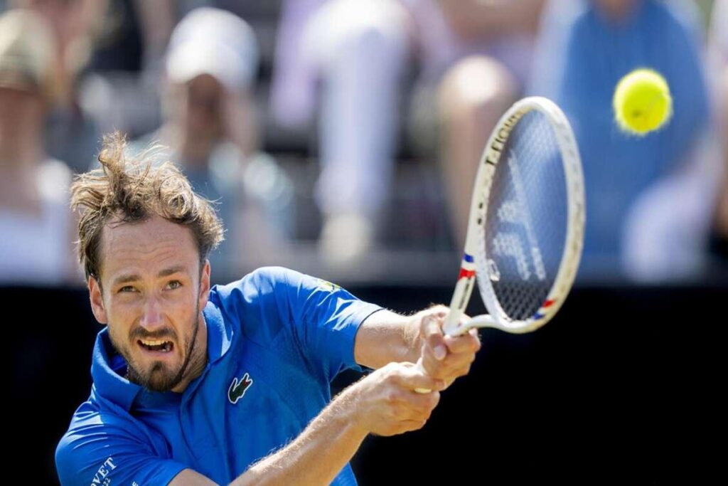 Medvedev trionfa su Michelsen e conquista la semifinale a Halle