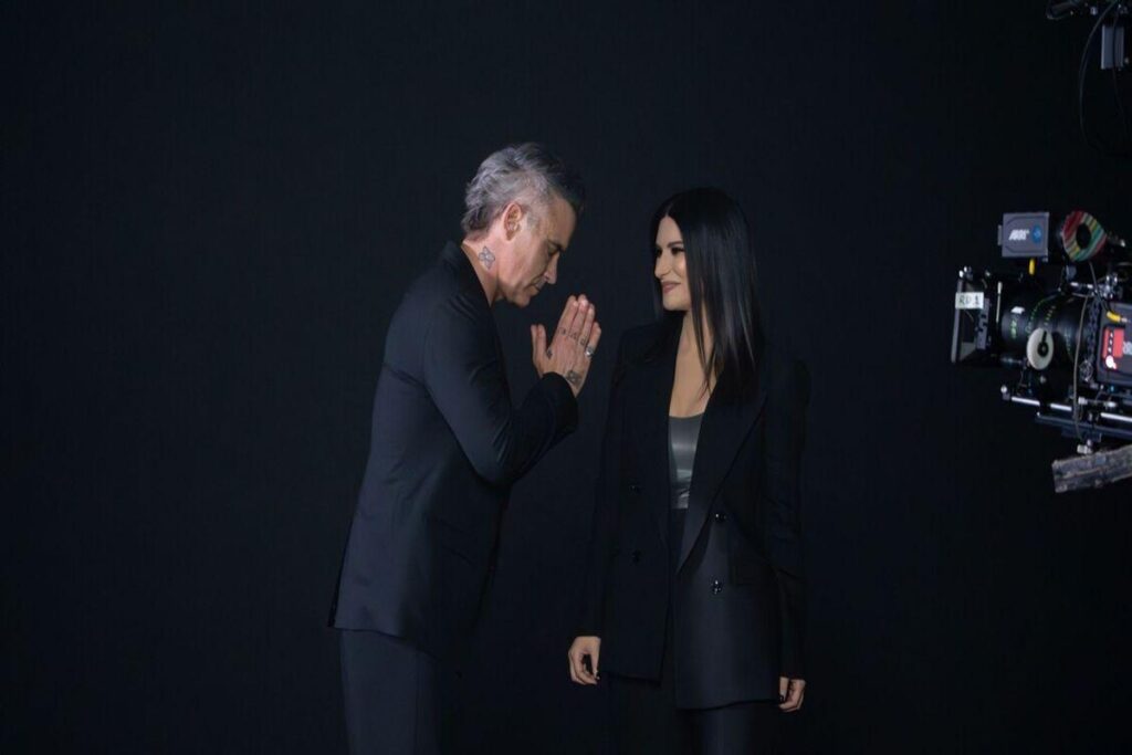 Robbie Williams e Laura Pausini uniscono le forze per il nuovo inno della Fifa: ecco 'Desire'