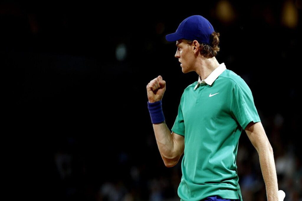 Sinner conquista i quarti di finale al Roland Garros, elimina Rublev in tre set emozionanti