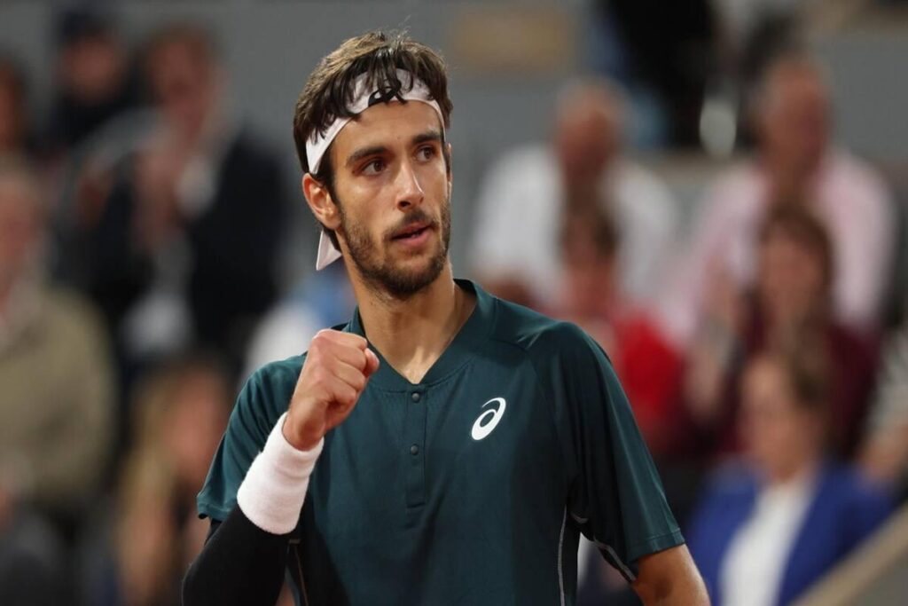 Sinner mantiene la vetta ATP nonostante la sconfitta a Parigi