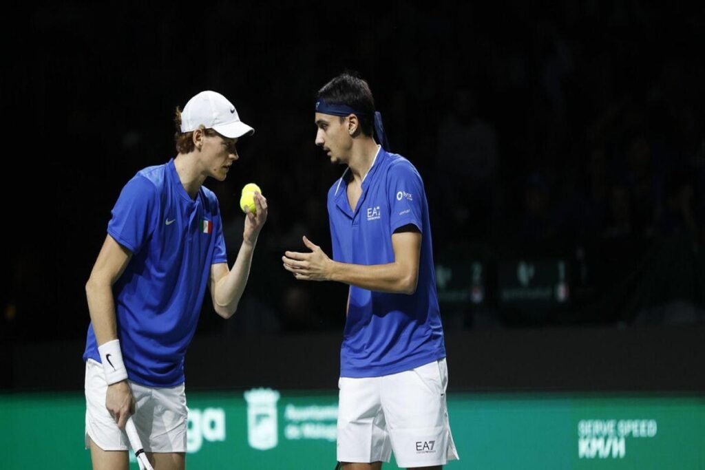 Sinner si allena per Wimbledon ma inciampa nel doppio ad Halle