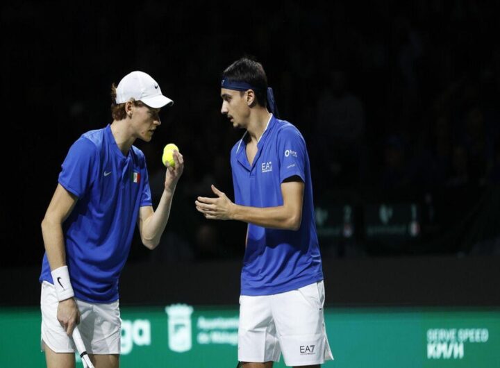 Sinner si allena per Wimbledon ma inciampa nel doppio ad Halle