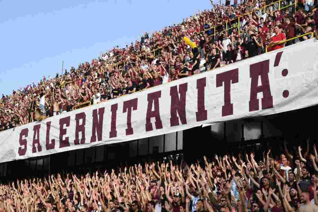 Sospensione shock di Salernitana-Samp: petardi e seggiolini in campo