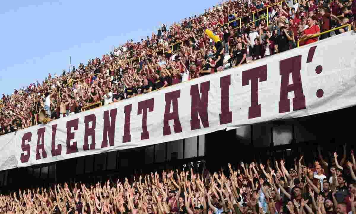 Sospensione shock di Salernitana-Samp: petardi e seggiolini in campo