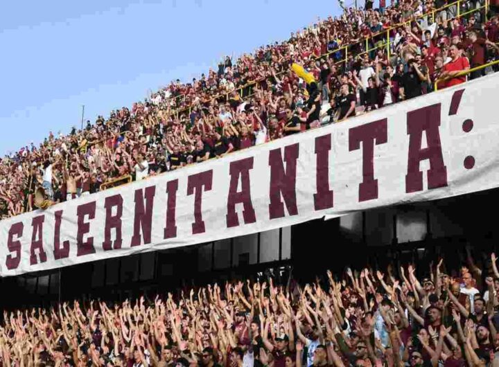 Sospensione shock di Salernitana-Samp: petardi e seggiolini in campo