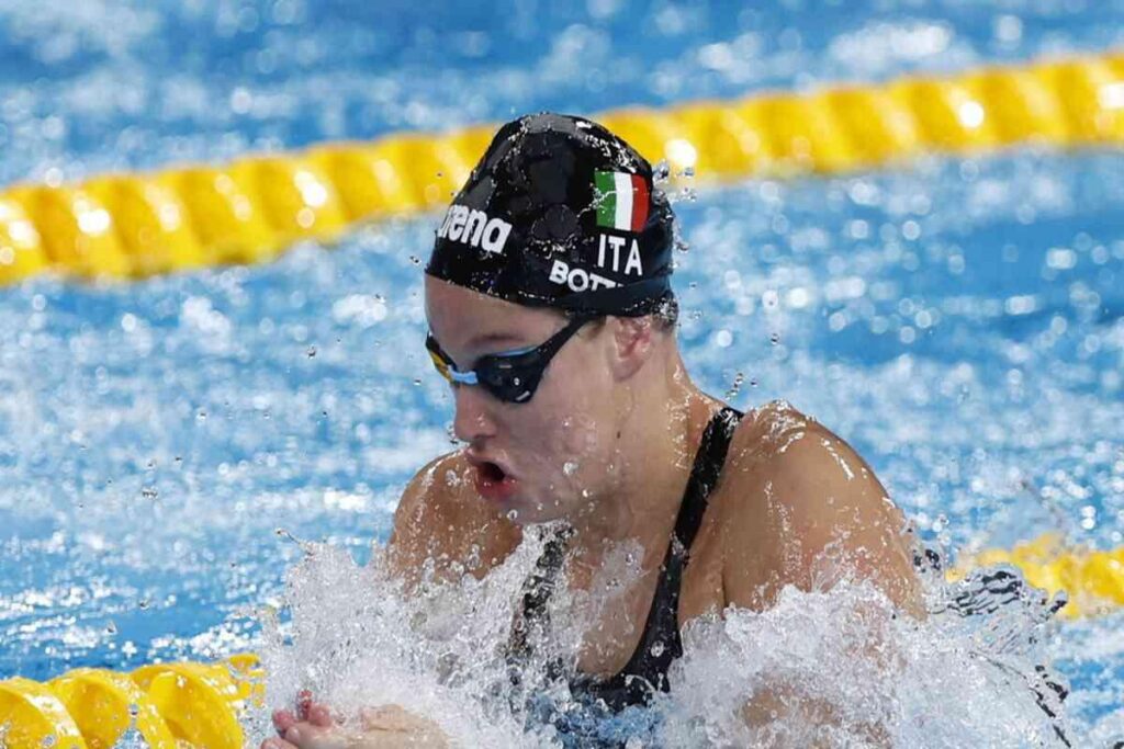 Bottazzo conquista il sesto posto nei 100 rana ai mondiali di nuoto, mentre la tedesca Elendt si aggiudica l'oro