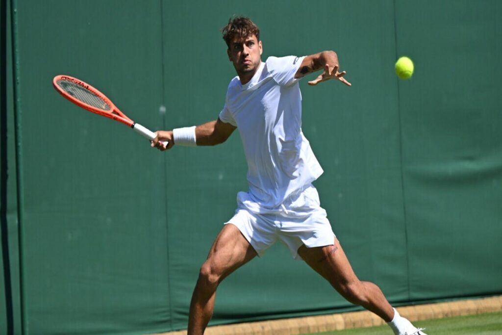 Cobolli sorprende a Wimbledon: avanza agli ottavi dopo il ko di Mensik