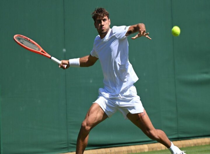Cobolli sorprende a Wimbledon: avanza agli ottavi dopo il ko di Mensik