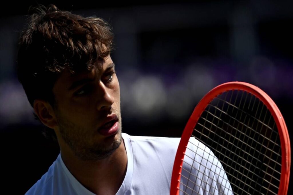 Cobolli sorprende e conquista il terzo turno a Wimbledon