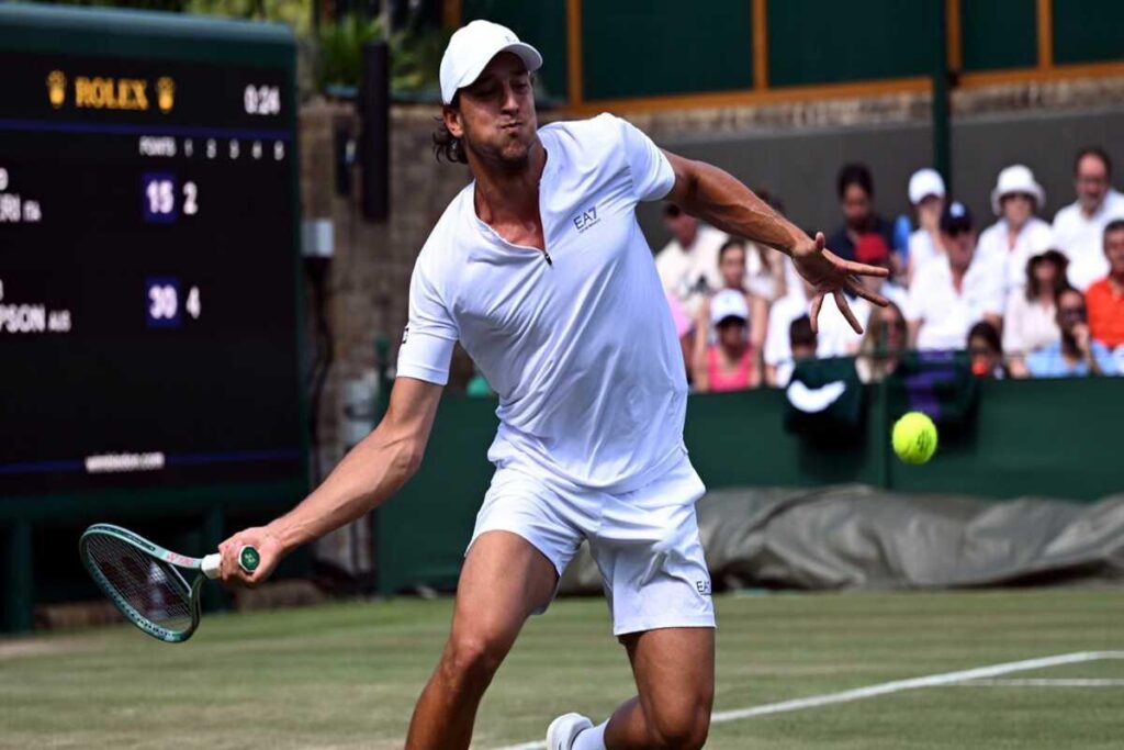 Darderi fuori da Wimbledon: Thompson avanza agli ottavi con grinta